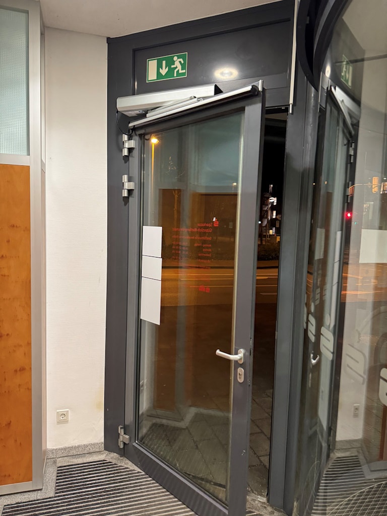 Automatische Drehtüren in einer Bank